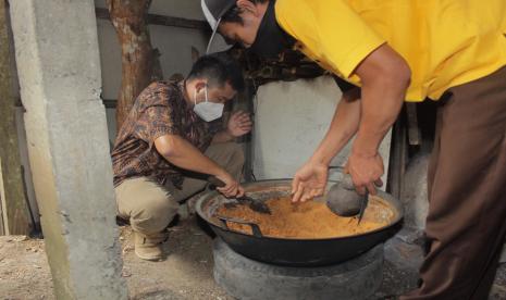  Gula Jawa Bisa Dikreasikan Jadi Gula Semut. Foto: Proses pembuatan gula semut.