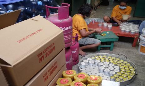 Proses pembuatan kue keranjang Ny Souw di Purwokerto.