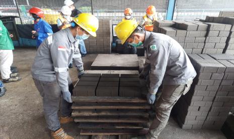 Proses pembuatan paving block berbahan dasar limbah batu bara fly ash dan bottom ash (Faba).