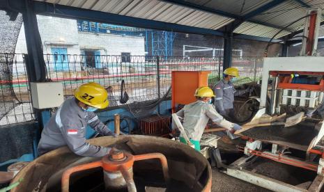 Proses pembuatan paving block berbahan dasar limbah batu bara fly ash dan bottom ash (Faba).PT PLN (Persero) Unit Induk Wilayah Nusa Tenggara Timur mencatat sekitar 15.000 ton material sisa pembakaran batu bara atau Fly Ash Bottom Ash (FABA) telah dimanfaatkan untuk pembangunan fisik sejumlah fasilitas di NTT.