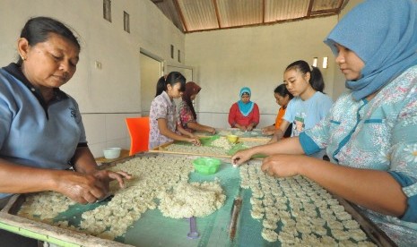 Proses pembuatan rengginang teri di Desa Purworejo, RT 01/ RW 01, Kecamatan Kaliori, Kabupaten Rembang. 