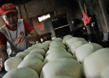 Proses pembuatan roti berlangsung di sebuah rumah industri kecil Lezat, Cawang, Jakarta Timur, Jum'at (30/1). (Republika/Aditya Pradana Putra)