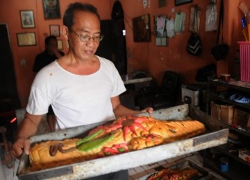 Proses pembuatan roti berlangsung di sebuah rumah industri kecil Lezat, Cawang, Jakarta Timur, Jum'at (30/1). (Republika/Aditya Pradana Putra)