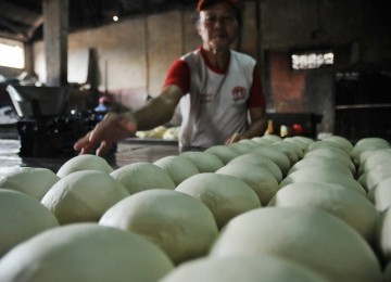 Proses pembuatan roti berlangsung di sebuah rumah industri kecil Lezat, Cawang, Jakarta Timur, Jum'at (30/1). (Republika/Aditya Pradana Putra)