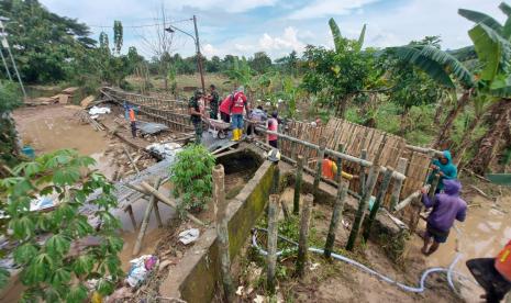 Proses pembuatan tanggul darurat di titik jebolnya tanggul Sungai Pengkol, di lingkungan Perumahan Dinar Indah, Kelurahan Meteseh, Kecamatan Tembalang, Kota Semarang, Ahad (8/1)