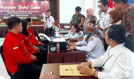  Proses pemeriksaan kelengkapan berkas bakal calon legislatif (bacaleg) yang diserahkan oleh DPC PDIP Kabupaten Semarang oleh petugas KPU Kabupaten Semarang, Kamis (11/5).