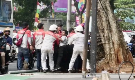 Proses pemindahan tiang lampu yang mengalangi jalur sepeda