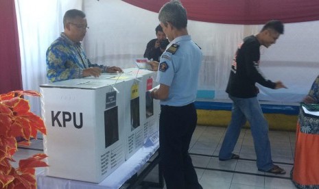 Proses pemungutan suara di Lapas Kelas II B Tasikmalaya, Rabu (17/4). 