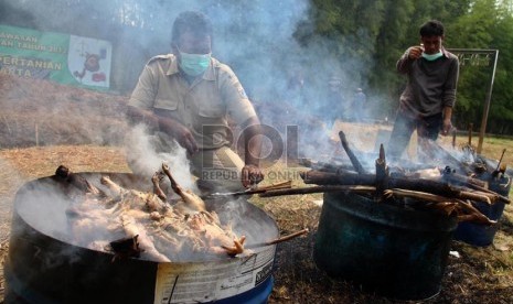  Proses pemusnahan daging ayam berformalin di Rumah Potong Unggas (RPU) Petukangan Utara, Pesanggrahan, Jakarta Selatan, Rabu (27/11).  (Republika/Yasin Habibi) 