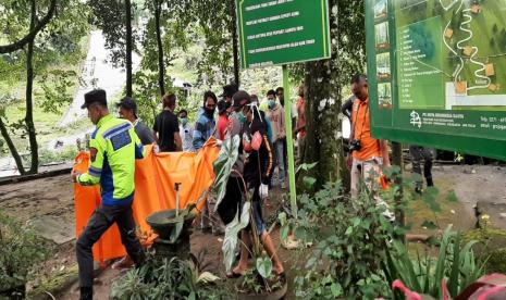  Proses penanganan penemuan bagian tubuh manusia di kawasan Grojogan Sewu Karanganyar, Jumat (24/2/2023).