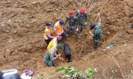 Proses pencarian korban longsor di Cijeruk, Bogor, Selasa (6/2).