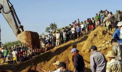 Proses pencarian korban longsor di tambang batu giok Myanmar telah dilakukan, Ahad, 22 November 2015.