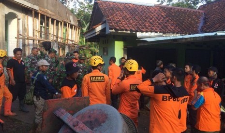 Proses pencarian korban tertimpa tanah longsor di Desa Karangjaya, Kecamatan Karangjaya, Kabupaten Tasikmalaya, Jumat (3/5). 