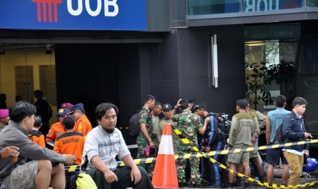 Proses pencarian korban yang terjebak di tempat parkir bawah tanah (basement) Gedung Plaza UOB yang terendam air akibat banjir di Jalan Sudirman, Jakarta Pusat, Jumat (18/1). 