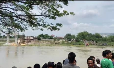 Proses pencarian penumpang perahu tradisional yang tenggelam di Bengawan Solo, Kabupaten Bojonegoro, Jatim, Rabu (3/11). 