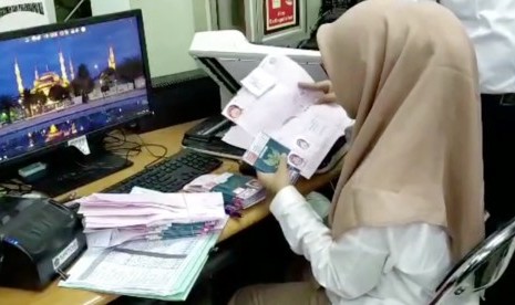 Proses pendataan paspor dan visa jamaah calon haji Indonesia 