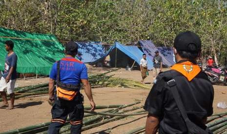 Proses pendirian mushala darurat oleh BMH dan SAR Hidayatullah di Dusun Rangsot Barat, NTB.