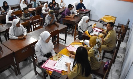 Proses penerimaan siswa baru.