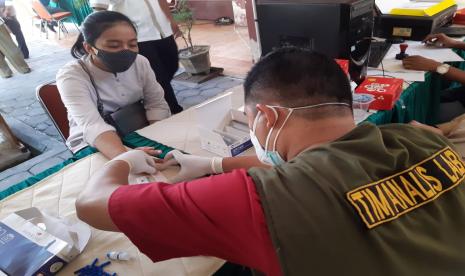 Proses pengambilan darah dalam rapid test Covid-19 yang digelar KONI Sulawesi Selatan (Sulsel) terhadap olahragawan dan pelatih di Makassar.