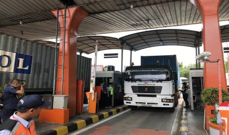 Proses pengawasan truk kelebihan muatan dan dimensi di Gerbang Tol Tanjung Priok 1, Senin (9/3). 