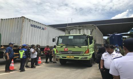 Proses pengawasan truk kelebihan muatan dan dimensi di Gerbang Tol Tanjung Priok 1, Senin (9/3).(Republika/Rahayu Subekti)