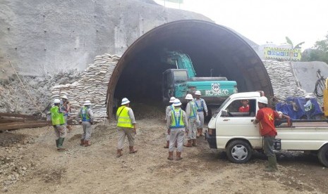 Proses pengeboran terowongan KA di Desa Notog.