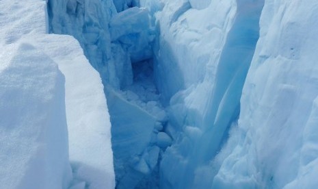 Proses pengeringan danau yang di Greenland menciptakan gua-gua musiman yang dikenal sebagai moulin.(forbes)