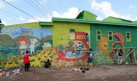 Proses pengerjaan replika tempe karya Universitas Muhammadiyah Malang (UMM).