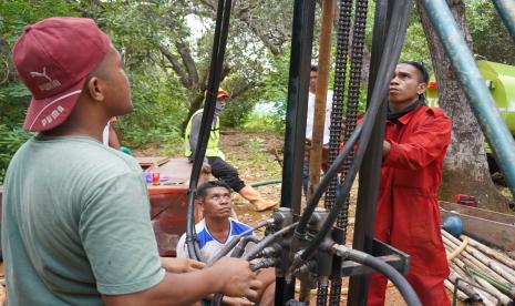 Proses pengerjaan sumur bor di Desa Sukarela Jaya.