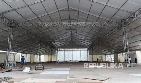 Proses pengerjaan tenda tempat acara resepsi kedua Bobby-Kahiyang akan dilangsungkan. Tenda ini didirikan di sebelah kediaman keluarga Bobby di kompleks Taman Setiabudi Indah, Bukit Hijau Regency, Medan Selayang. Tenda tersebut dipersiapkan untuk menampung 4.000 tamu undangan.