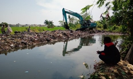 Proses pengerukan tumpukan sampah yang ada di Kali Busa Bahagia, Rabu (7/8).