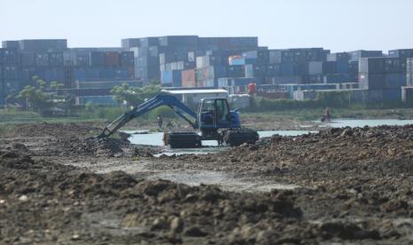 Proses pengerukan Waduk Belibis yang berlokasi di Kelurahan Semper Barat, Cilincing, Jakarta Utara. 