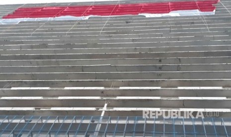 Proses pengibaran bendera Gede Jasa di Bangunan Apartemen Sudirman One, Tangerang,  Rabu (2/8).