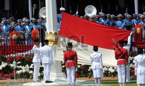   Proses pengibaran bendera merah putih berlangsung saat upacara peringatan Kemerdekaan RI ke-68 di Istana Merdeka, tahun lalu,(Republika/Aditya Pradana Putra)