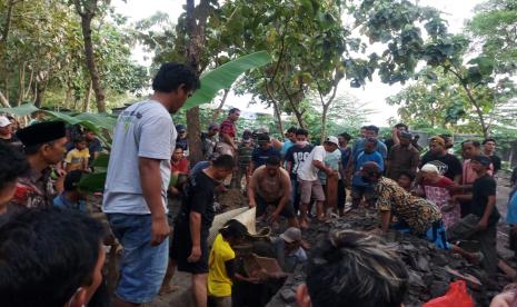 Proses penguburan salah satu jenazah kecelakan maut Tol Surabaya-Mojokerto di Malam Islam Benowo, Surabaya, Senin (16/5). 