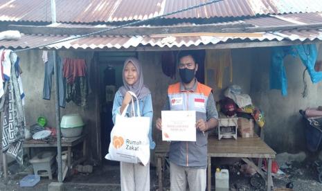 Proses penyaluran dilakukan secara langsung oleh Relawan Rumah Zakat Alwan Rikun. Siti Hajar Wirsan Muhamad (12 Tahun) salah satu penerima Kado Lebaran Yatim merasa sangat bahagia dan terharu mendapat bingkisan dari Rumah Zakat.