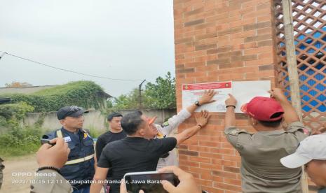 Proses penyegelan galangan kapal milik Al-Zaytun oleh satpol PP Kabupaten Indramayu pada 15 Oktober 2022. 