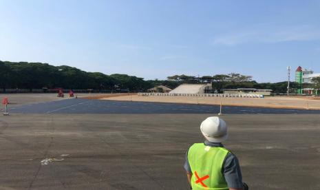 Proses penyelesaian lintasan Formula E di Ancol, Jakarta Utara, Jumat (25/3). Wakil Gubernur DKI Jakarta, Ahmad Riza Patria, mengatakan, layaknya MotoGP di Mandalika, penghasilan dari ajang balap mobil listrik Formula E di tahun pertama juga tidak akan menutupi modal. 