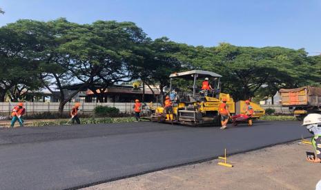 Proses penyelesaian lintasan Formula E di Ancol, Jakarta Utara, Jumat (25/3).