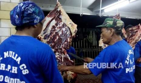 Proses penyembelihan dan pemotongan hewan kurban di Rumah Pemotongan Hewan Masjid Istiqlal, Jakarta Pusat, Rabu (22/8).