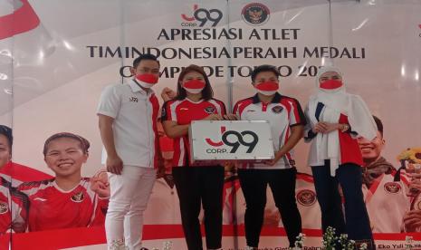 Proses penyerahan bonus prestasi secara simbolis kepada atlet peraih medali di ajang Olimpiade 2020.