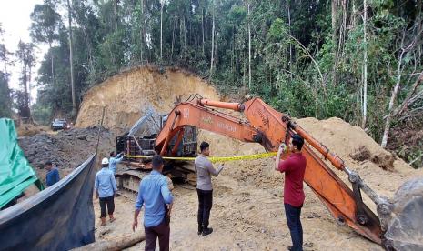 Proses penyitaan barang bukti eskavator dari lokasi penambangan ilegal  (ilustrasi)