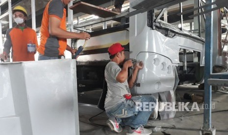 Proses perakitan bus low entry Transjakarta di Karoseri Nusantara Gemilang (KNG), Kudus, Jawa Tengah, Selasa (13/2). 