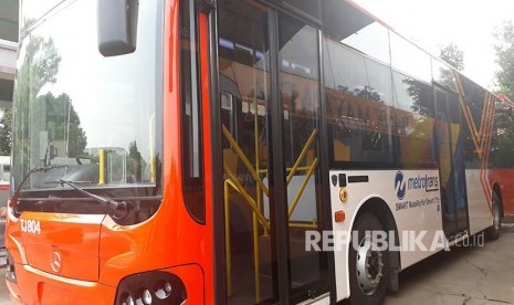 Proses perakitan bus low entry Transjakarta di Karoseri Nusantara Gemilang (KNG), Kudus, Jawa Tengah, Selasa (13/2).