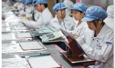 Proses perakitan di Foxconn. Perusahaan produsen utama ponsel pintar milik Apple, Foxconn akan kembali membuka kembali dua pabrik utamanya di China.