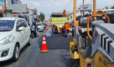  Proses perbaikan jalan di akses  wisata Ambarawa-Bandungan yang rusak.