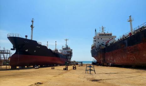 Proses perbaikan kapal di Lamongan, Jawa Timur, Ahad (7/8). Induk holding BUMN jasa survei (ID Survey), PT Biro Klasifikasi Indonesia (BKI) berkomitmen meningkatkan kualitas welder atau juru las. 