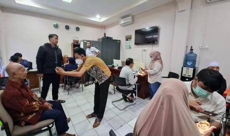 Proses perekaman biometrik di kantor Kemenag Kota Depok.