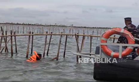 Proses perobohan pagar laut di Tanjung Pasir, Kecamatan Teluk Naga, Kabupaten Tangerang, Sabtu (18/1/2025).