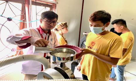 Proses produksi cokelat di Rumah Cokelat Lung Anai.